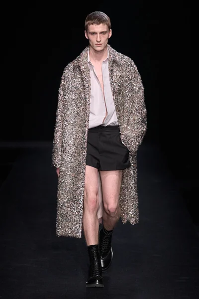 Look 10